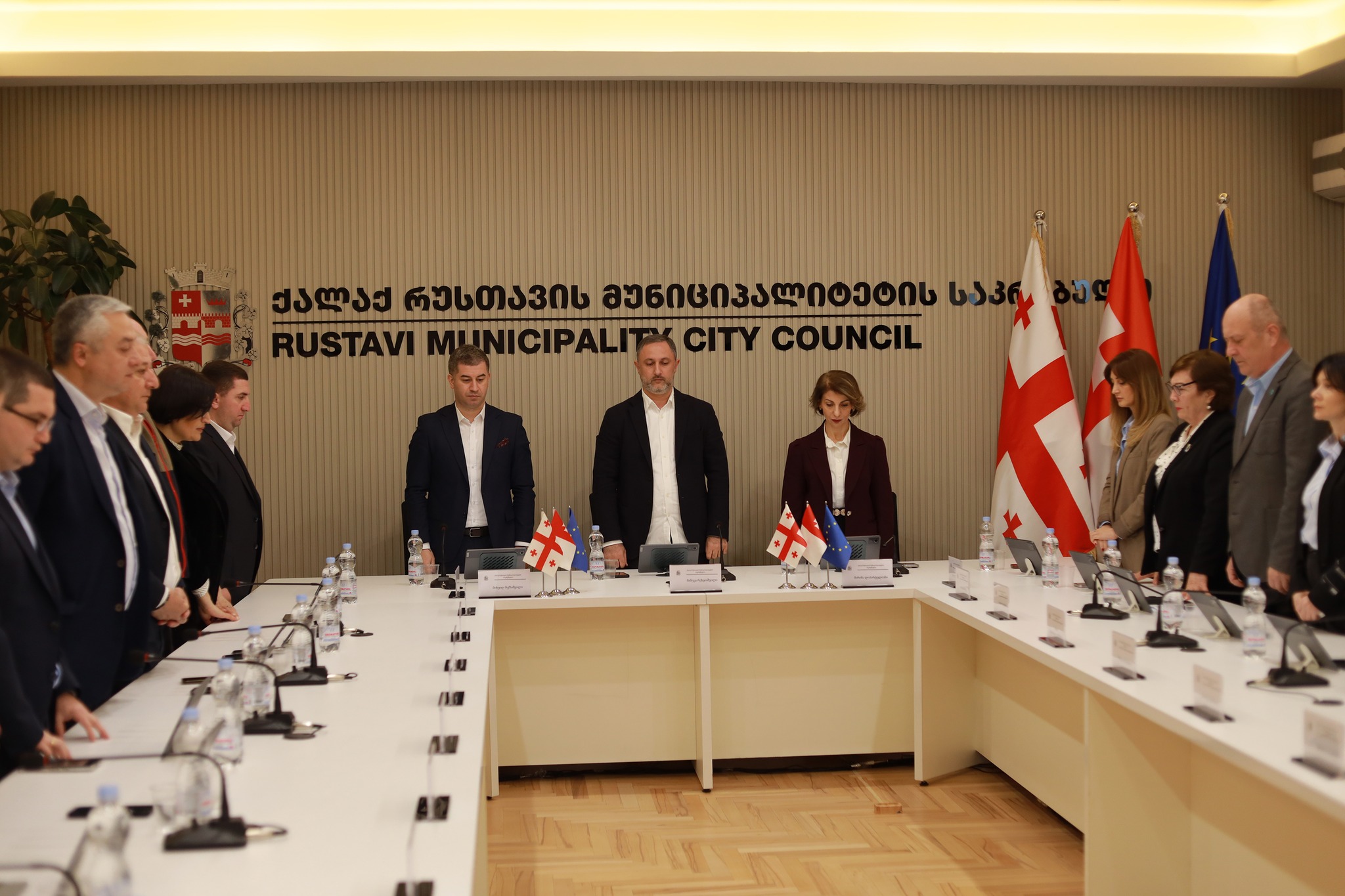 რუსთავის საკრებულოს სხდომა წუთიერი დუმილით გაიხსნა